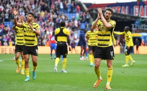 Jugadores del Watford se despiden tras la derrota contra Crystal Palace que sentencia su descenso.