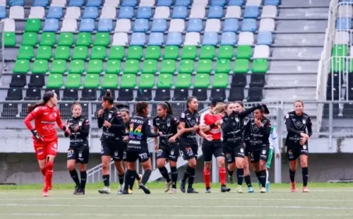 Deportes Puerto Montt recibió a Stgo Morning en el Chinquihue. (Foto: Toto Hernández / DPM Fem)