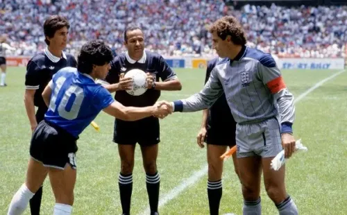Los capitanes de Argentina e Inglaterra, Diego Maradona y Peter Shilton, en los cuartos de final del Mundial de México 1986. | Foto: Getty