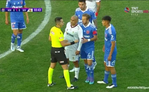 El árbitro Cristian Garay les llamó la atención y todo terminó. | Foto: TNT Sports