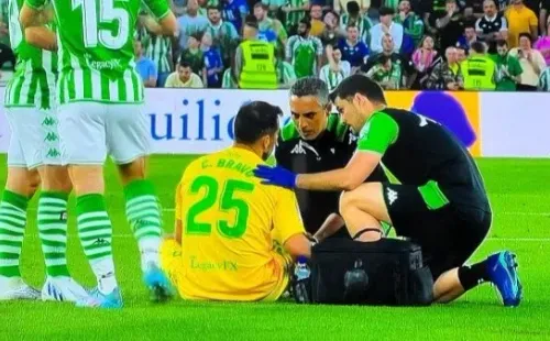Claudio Bravo se lesionó y no pudo seguir en la cancha acompañando al Betis ante el Barcelona. Foto: DirecTV