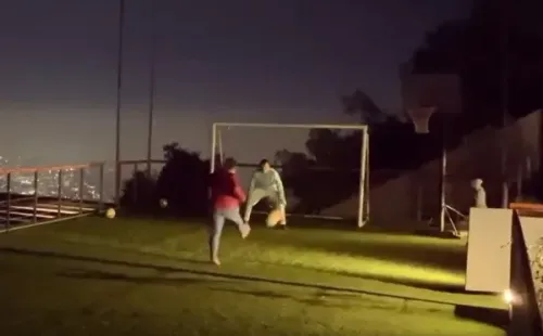 La mamá de Alexis pateándole un penal en una azotea al Maravilla (Instagram)