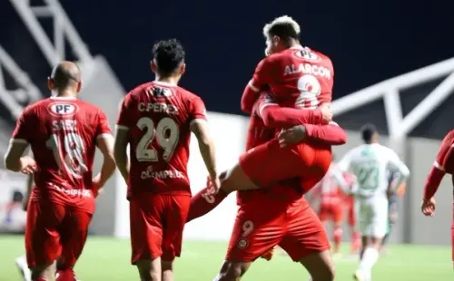 Alarcón celebra con koala incluido el gol al Audax Italiano (Agencia Uno)