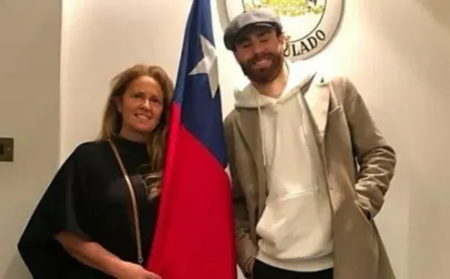 Andrea Díaz ha acompado a su hijo en el proceso que lo acercó a Chile.