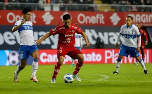 Los cruzados cayeron goleados 4-0 con Ñublense y esperan repuntar de la mano de Ariel Holan. | Foto: Agencia Uno