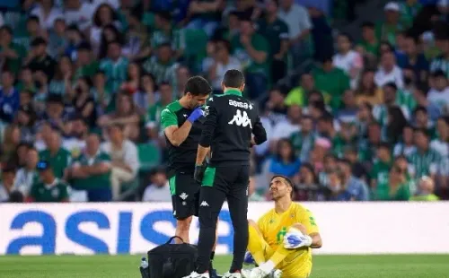 Claudio Bravo se lesionó frente al Barcelona y es la gran duda del Betis para el cierre de temporada en La Liga. Foto: Getty Images