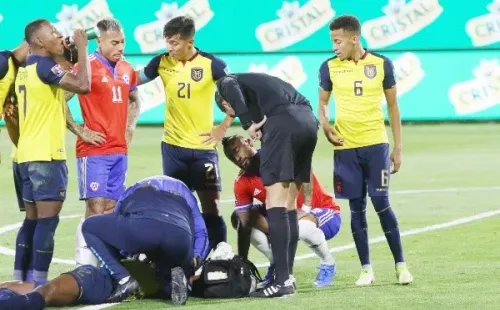 Castillo (6) mira atento a Vidal luego de su expulsión en San Carlos (Agencia Uno)
