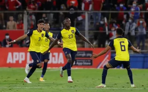 Castillo se abraza con sus compañeros de Ecuador (Agencia Uno)