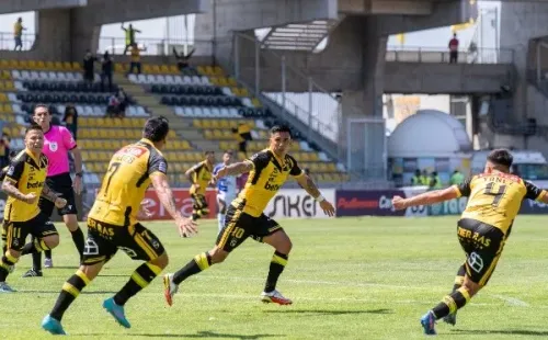 Joe Abrigo celebra junto a Esteban Paredes uno de los nueve goles que lo tienen como el máximo goleador del Campeonato Nacional. | Foto: Agencia Uno