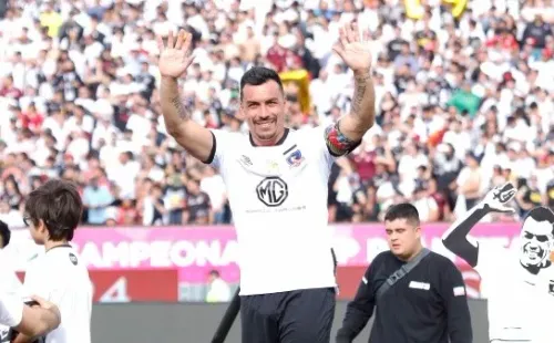 Esteban Paredes tendrá su homenaje por parte de los hinchas de Colo Colo en el Monumental, pero no será su último partido. El delantero descartó el retiro. Foto: Agencia Uno