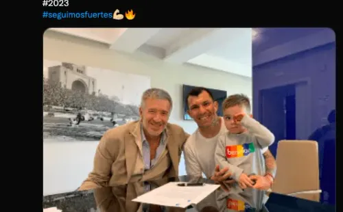 Gary Medel celebra su renovación con el Bologna.