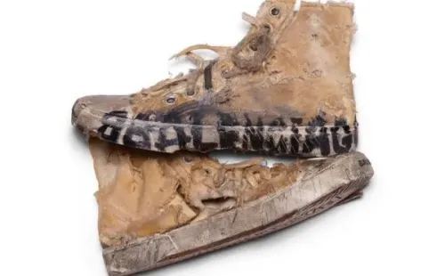 Balenciaga desata la polémica al vender “zapatillas destruidas”.(Foto:Balenciaga)