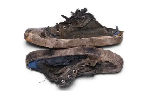Balenciaga desata la polémica al vender “zapatillas destruidas”.(Foto:Balenciaga)