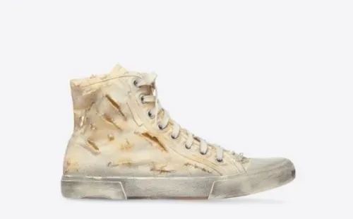 Balenciaga desata la polémica al vender “zapatillas destruidas”.(Foto:Balenciaga)