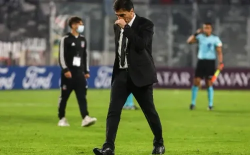 Gustavo Quinteros puede estar viviendo sus últimos días en Colo Colo. Foto: Agencia Uno