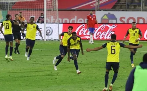 Byron Castillo (6) celebra junto a sus compañeros uno de los goles que le hicieron a La Roja. | Foto: Getty