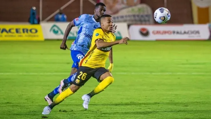 Byron Castillo es cuestionado debido a que existen dos certificados de nacimiento con su nombre, en ciudades, países y años distintos.