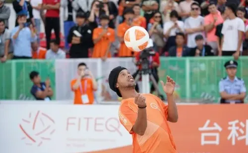 Finalmente Ronaldinho no se vestirá de naranja para la inauguración del Zorros del Desierto. |Foto: Getty