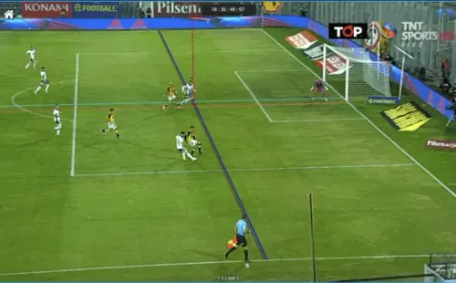 La jugada generó dudas por un posible offside, que no existió. |Foto: TNT Sports