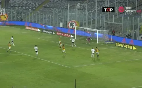 Lucero marcó un golazo de taco ante Coquimbo. | Foto: TNT Sports