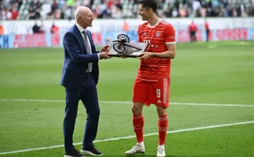 Robert Lewandowski recibió el trofeo a máximo goleador de Bundesliga. (Foto: Getty Images)