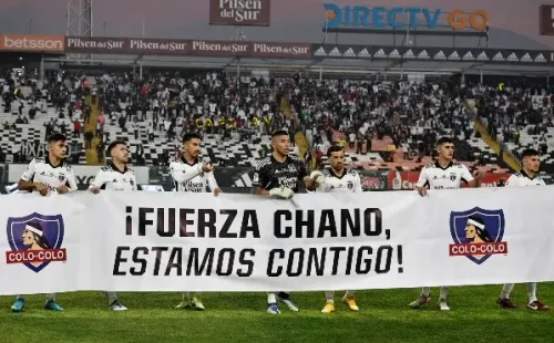El plantel de Colo Colo salió con este lienzo de apoyo.