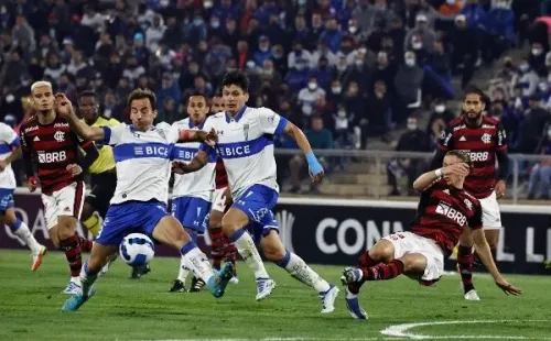 Universidad Católica visita a Flamengo luego del polémico partido en San Carlos de Apoquindo. El Mengao promete un infierno tras los hechos de violencia y racismo contra sus hinchas. Foto: Agencia Uno