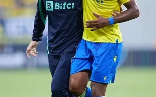 Akapo sale con fractura en su pie ante Real Madrid.