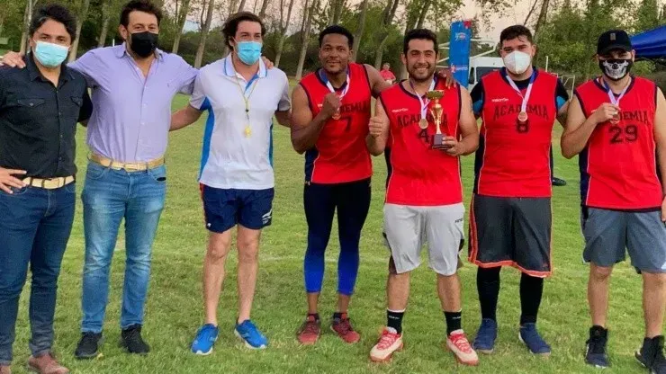 El cubano Ernesto Revé (al centro) es uno de los veinte atletas exrtanjeros que el COCh ha identificado como merecedores de la nacionalidad chilena