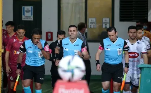 Los árbitros del fútbol chileno se roban todas las miradas con tremenda polémica que incluye a Javier Castrilli. | Foto: Agencia Uno