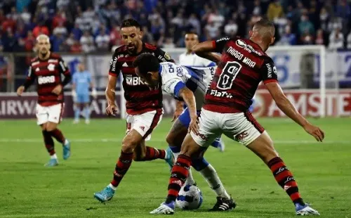 La victoria de Flamengo ante la UC por 2-1 estuvo empañada por el violento actuar de un grupo menor de vándalos, y ahora la UC recibió duras sanciones por eso. | Foto: Agencia Uno
