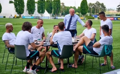 Alexis Sánchez comparte en el asado del Inter.