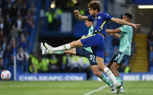 Marcos Alonso le dio un empate al Chelsea ante Leicester. | Foto: Getty