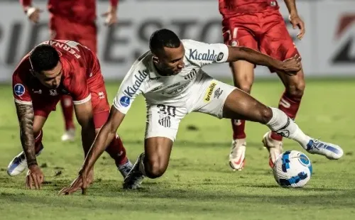 El escándalo de Santos-La Calera y la patada de un hincha a Matías Fernández no pasó desapercibida para Olé en Argentina.