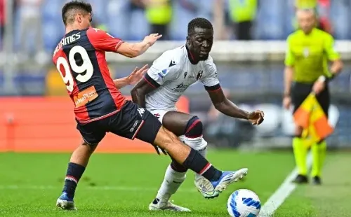 Pablo Galdames jugó solo el primer tiempo en el duelo entre Genoa y Bologna. | Foto: Getty
