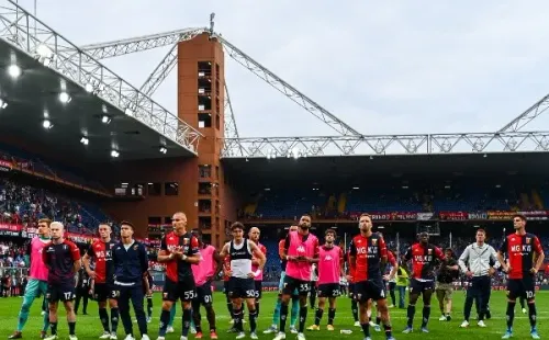 Galdames y sus compañeros se acercaron a los hinchas de Genoa tras la derrota para agradecerles por el apoyo y pedir disculpas por el descenso. | Foto: Getty