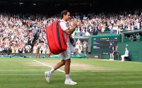 Muy cerca de los 41 años, Roger Federer ilusiona a sus seguidores con poder volver a verlo competir tras su triste despedida en Wimbledon 2021. | Foto: Getty