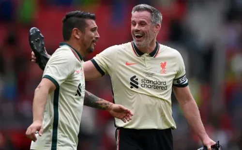 Mark González y Jamie Carragher en las leyendas del Liverpool contra Manchester United.