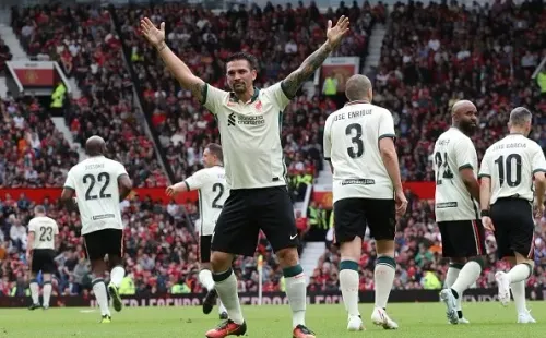 Mark González fue la estrella del partido de leyendas entre Liverpool y Manchester United con doblete de golazos.