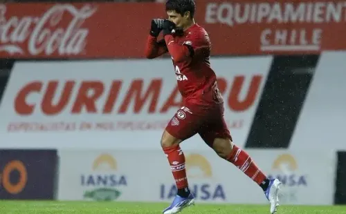 Pato Rubio festeja uno de sus dos goles en el triunfo de Ñublense (Agencia Uno)