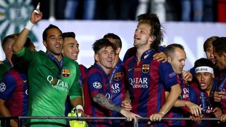 Claudio Bravo alzó la copa y recibió medalla, pero los genios de la UEFA no reconocen su título en la Champions League 2014-15