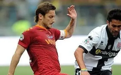 Enfrentando a Francesco Totti.