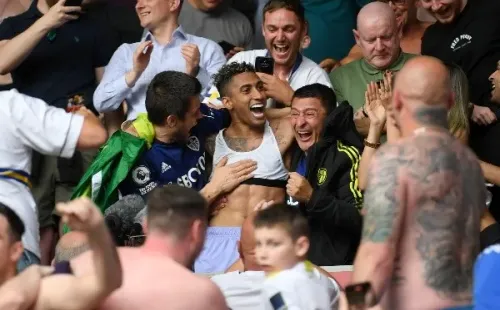 Raphinha celebró con la afición del Leeds United. (Foto: Getty Images)