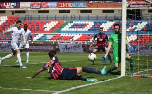 Joaquín Larrivey marcó ocho goles en 17 partidos de Serie B. (Foto: @CosenzaCalcio)