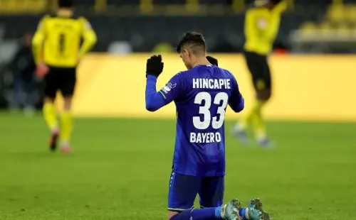 Hincapié defendiendo a Bayer Leverkusen. | Foto: Getty