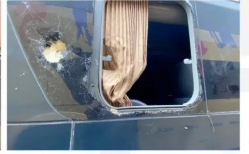 Una de las ventanas del bus que los trasladaba.