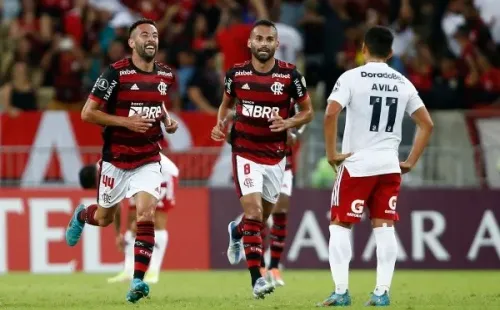 Mauricio Isla festeja la apertura de la cuenta con Flamengo ante Sporting Cristal. | Foto: Getty