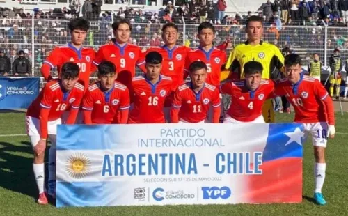 La formación titular de Chile sub 17 contra Argentina. (Foto y video: Facebook Comodoro de Primera)