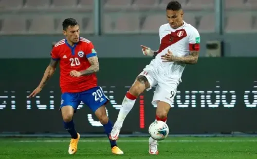 Paolo Guerrero escucha ofertas y en el fútbol chileno dos de los grandes esperan por sus goles. Foto: Getty Images