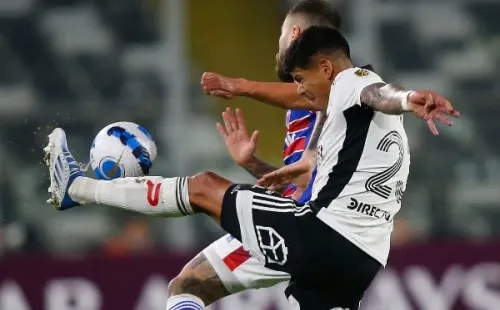 Pavez contra Fortaleza en la eliminación de Colo Colo en la Copa Libertadores.